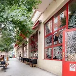 Charming Cozy Downtown Heaven For 2