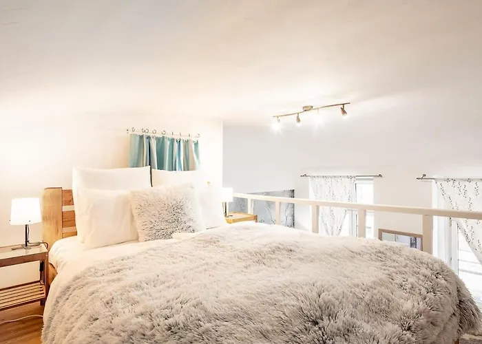 Charming Cozy Downtown Heaven For 2
