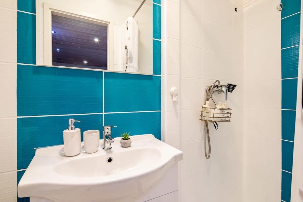 Charming Cozy Downtown Heaven For 2 *