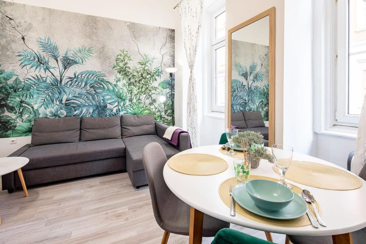 Charming Cozy Downtown Heaven For 2 *